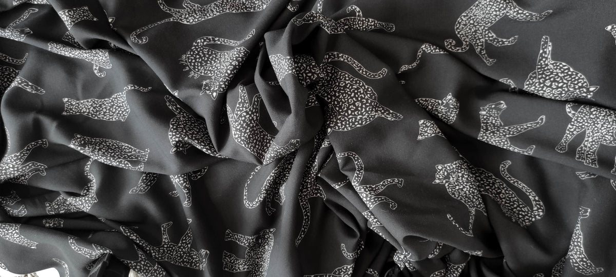Tissu Lenzing EcoVero - Belle & sûre d'elle - noir mat